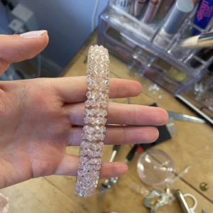 Rosa diadem med stenar  - Säljer detta superfina diadem för endast 30kr+frakt. Diademet har inga defekter och är i ett superbra skick! Kontakta för fler frågor eller intresse🩷