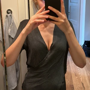 Blus - Super fin blus från okänt märke. Köpt second hand på en butik i Norrköping. Super skönt material och mycket fint skick.