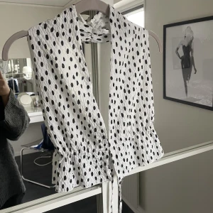 Blus  - Svartprickig blus från Zara. Strl står ej i tröjan med skulle säga M men då man knyter den i ryggen själv kan även både S & L ha den.  Använd en gång så den är som ny. Köparen står för priset + frakten🖤