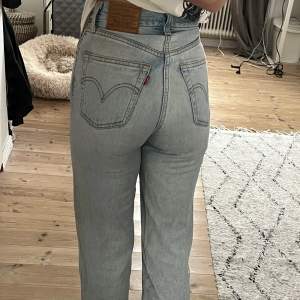 Säljer ett par levi’s jeans i modellen Ribcage Straight i stl W23 L27. Använda ett flertal gånger men är i fint skick. Säljs pga att jag tycker att de är på gränsen till för korta för mig.