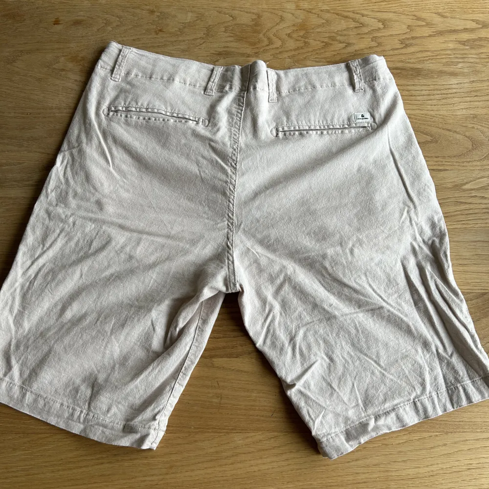 Jag säljer mina Jack & Jones shorts i två olika färger en beige och en ljusare blå. Otroligt sköna linneshorts med 18% linne. Säljer en för 150 och båda för 250. . Shorts.