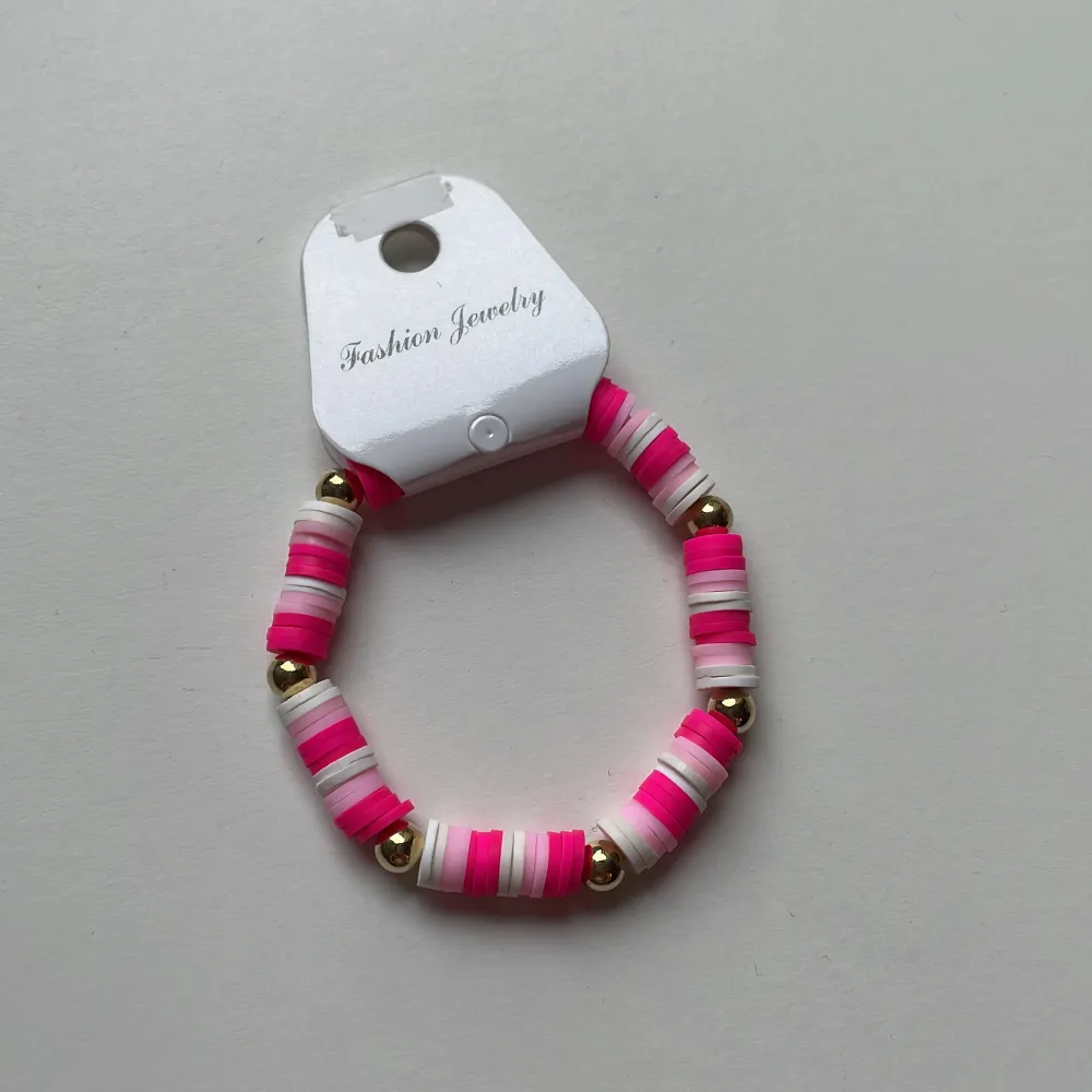 Fint rosa armband som är stretchig och kostar 20kr inklusive frakt!  💕 Går att beställa önskad färg och storlek! . Accessoarer.