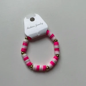 Rosa Armband 🌸 - Fint rosa armband som är stretchig och kostar 20kr inklusive frakt!  💕 Går att beställa önskad färg och storlek! 