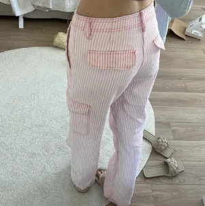 Randiga jeans  - Köpte dessa skitsnygga jeans här på plick men tyckte tyvärr de va snäppet för korta för mig som är 175… Annars sjukt nice och unika. Från Zara!