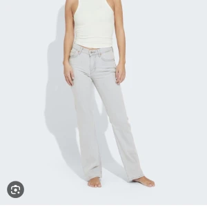 Bikbok lågmidjade jeans  - Gråa lågmidjade jeans från Bikbok  Fina o bra skick, avklippta nertill Nypris 699kr