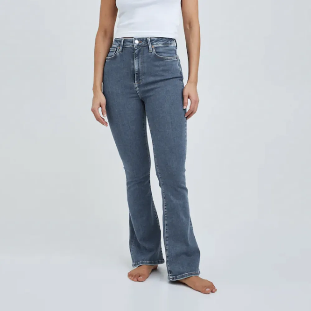 Säljer dessa jeans i nyskick då de enbart är använda en gång 🫶🏼 köpte dom för 599 men säljer för 200 💙 de är lite mer blå i verkligheten, skriv vid intresse 😋. Jeans & Byxor.