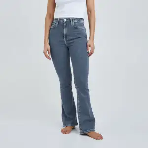 Säljer dessa jeans i nyskick då de enbart är använda en gång 🫶🏼 köpte dom för 599 men säljer för 200 💙 de är lite mer blå i verkligheten, skriv vid intresse 😋