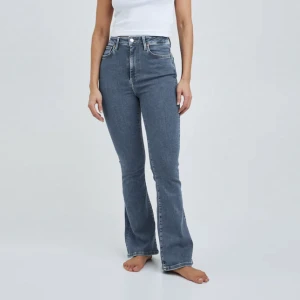 Jeans - Säljer dessa jeans i nyskick då de enbart är använda en gång 🫶🏼 köpte dom för 599 men säljer för 200 💙 de är lite mer blå i verkligheten, skriv vid intresse 😋