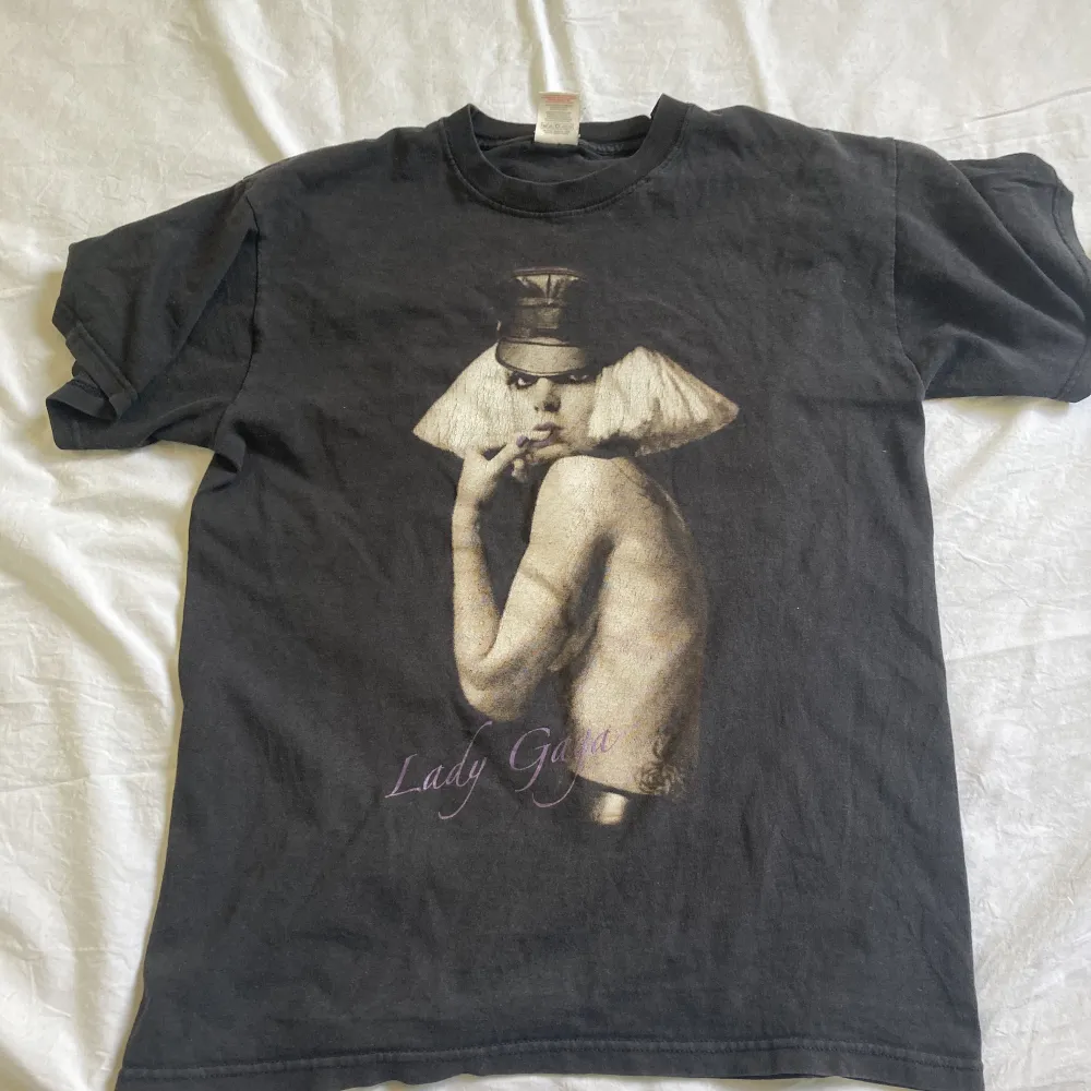 Lady Gaga T-shirt. Storlek M sitter ungefär precis under midjan för mig som är 177cm. T-shirts.