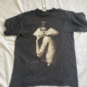 Lady Gaga T-shirt  - Lady Gaga T-shirt. Storlek M sitter ungefär precis under midjan för mig som är 177cm