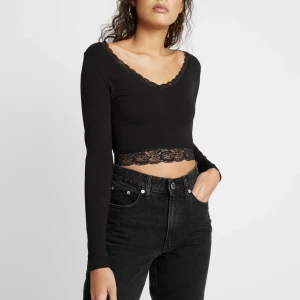 Svart långärmad tröja - Säljer min svarta långärmade tröja från even&odd då jag inte använder den längre. Använd ett par gånger men i bra skick. Priset går att diskuteras 🤍