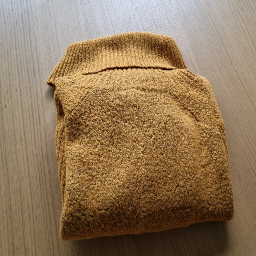 En varm och mysig tröja som funkar på hösten eller vid kyla. Ej sliten eller märken då den inte har användts ofta.. Tröjor & Koftor.