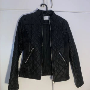 Äkta skinnjacka oanvänd  - Äkta skinnjacka från märket SPARKZ den är oanvänd pga mindre passform, säljs billigare vid snabb affär