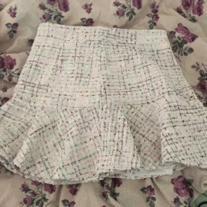 Kjol - Säljer denna kjolen som inte passar mig. Denna kjolen är köpt i kina. Det står att det är storlek XL men egentligen tror jag det är storlek M eller Large. 