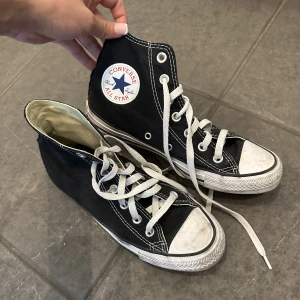 Svarta Converse - Använde förra hösten sen har dom legat i min garderob. Inga slitningar, kan bli som nya om man slänger in dem i tvättmaskinen. 