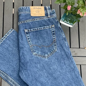 Marinblåa jeans från Jack and Jones  - Marinblåa jeans från Jack and Jones i storleken LOOSE/ CHRIS i sjukt bra skick. Nästintill oanvända, sjukt snygga på. Hör av er om frågor:) 