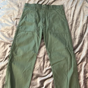 Stan Ray byxor - Inköpta för mindre än ett år sen. Kanske använt 4 ggr, så de är i princip nyskick. 32X32 men sitter smalt runt midjan så egentligen 31X32.