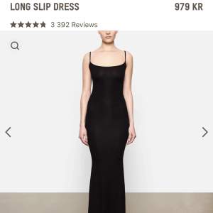 Säljer min helt oanvända skims klänning i storlek xs 🤍Köpt för 980kr och frakt tillkommer ☺️