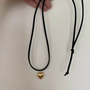 Halsband  - Egengjorda halsband. Längre band, så man kan anpassa design🩷   Exemplar 1/3