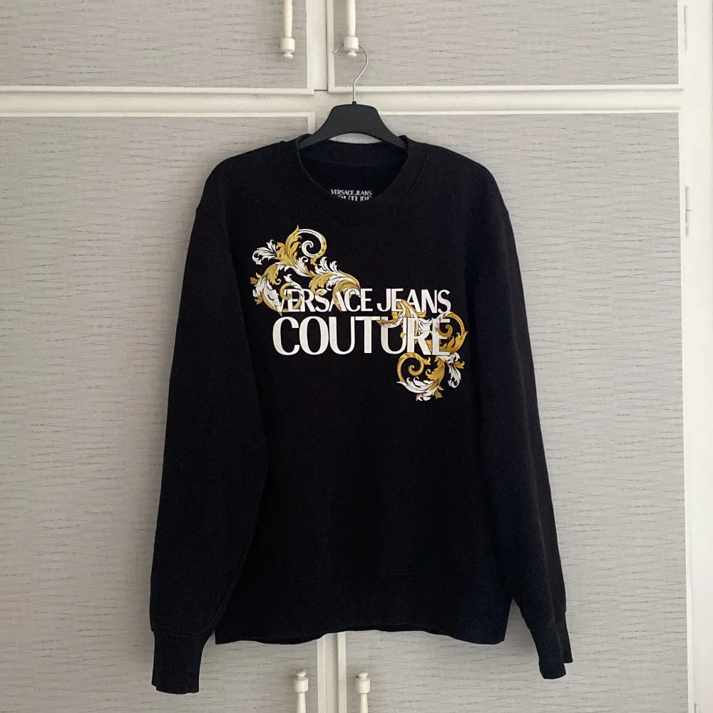 Versace Jeans Couture sweatshirt svart storlek M, passar även L. Svart/Guld/Vit. Fint skick. Beställd på Miinto för Ca 2500kr. Tröjor & Koftor.