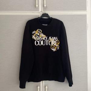 Versace Jeans Couture sweatshirt svart storlek M, passar även L. Svart/Guld/Vit. Fint skick. Beställd på Miinto för Ca 2500kr