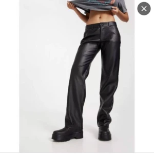 Lågmidjade Skinnbyxor  - Lågmidjade Skinnbyxor som endast är testade därav att prislappen fortfarande e kvar, precis som nya såklart Ja köpte dom för 499kr