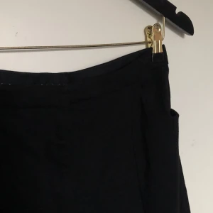 Kostymbyxa - Säljer dessa högmidjade kostymbyxor från h&m, fina och långa i benen men jag använder dom inte längre. Dem är endast använda ett fåtalet gånger. Skulle inte säga att dom är gjorda i vanligt kostymmaterial utan lite mer vanligt mjukt tyg.