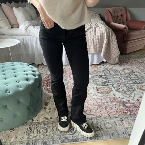 Lågmidjade jeans - Svarta lågmidjade jeans💓