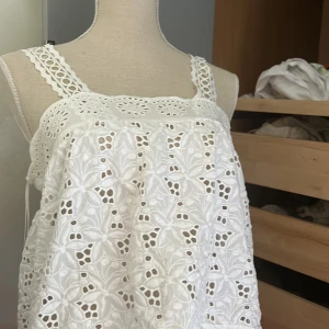 Linne  - Zara linne har en liten smink fläck kolla bild 3 men vet ej om den går bort eller inte 