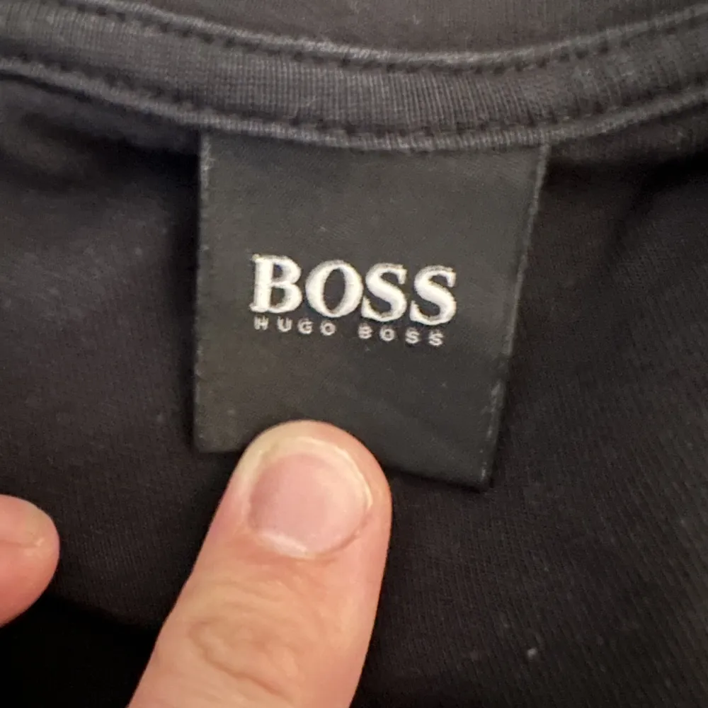 Hugo boss tröja inköpt på johnells storlek: M skulle säga att skicket är 9/10 . Tröjor & Koftor.