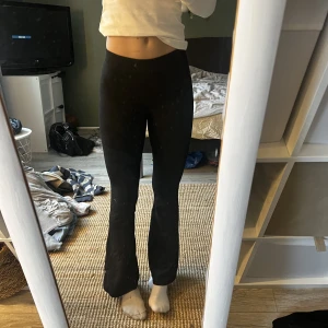 Flare tights - Bootcut/flare yogapants från Gina, skulle passa npn lite kortare än mig, jag är 175cm.