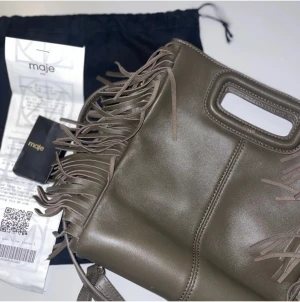 Maje väska  - Intressekoll på min super fina maje väska i den snyggaste färgen! (Khaki grönt)😍😮‍💨köp direkt för 2000kr