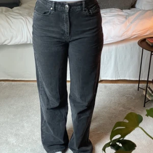 Jeans - Supersnygga svarta lite urtvättade jeans från Stradivarius i lång straight dit modell i storlek 38🥰