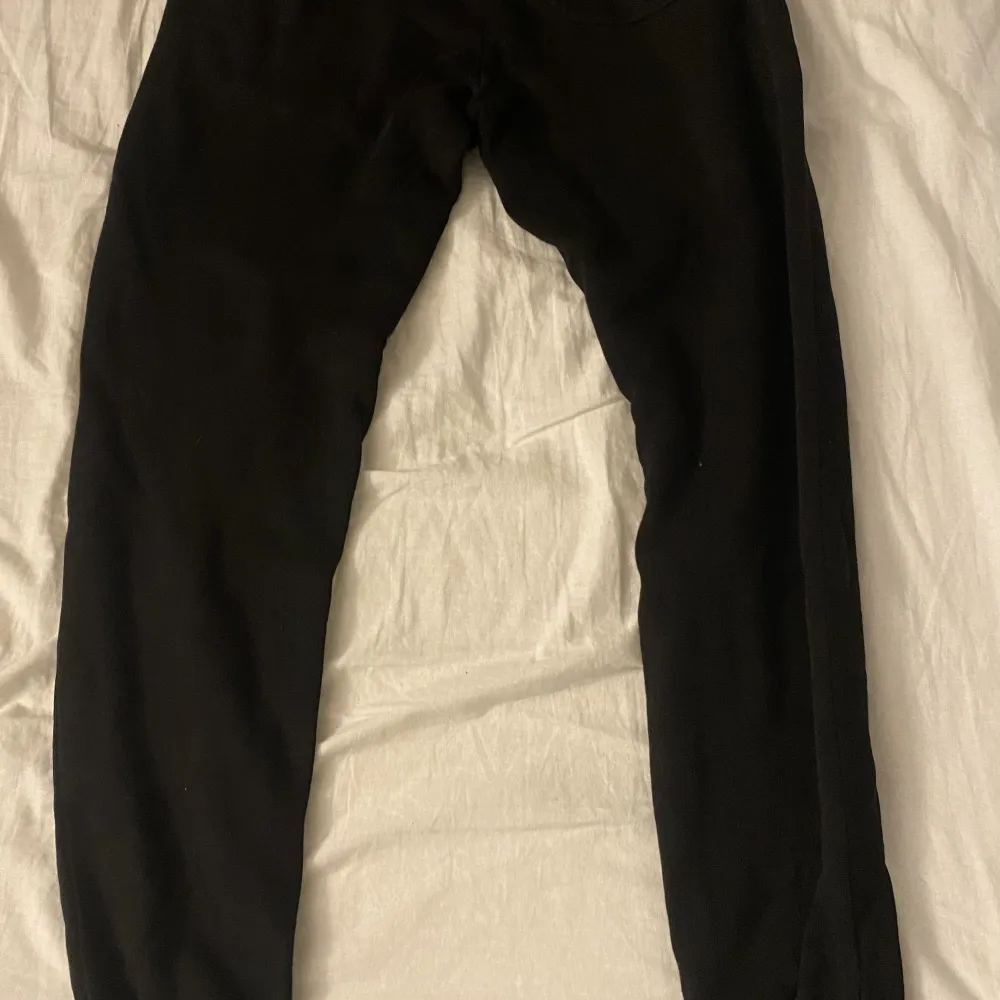 Ett par svarta hoodrich byxor i storlek s. Jeans & Byxor.