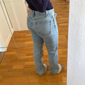Straight-leg mid waist jeans från zara ( st 36 ) - Säljer mina ljus blå mid waisted Jeans från zara i storlek 36. Sparsamt använda. 