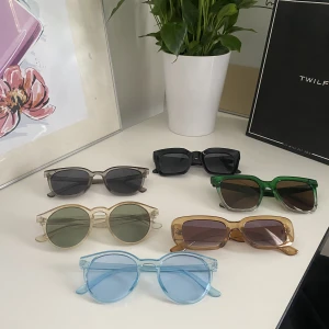 Solglasögon  - Jätte fina solglasögon, har så många så alla kommer inte till användning, skriv privat för pris!🩷💘