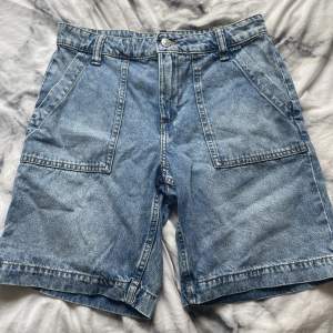 Säljer mina långa jeans shorts köpta på H&M, använda men bra skick.💙