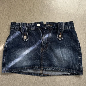 Minikjol  - Nypris: 189kr Säljer för: 120kr! XS men passar som en S! Aldrig använd för det var inte riktigt min stil.