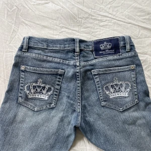 victoria beckham - använd köp nu! midja:82+stretch innerben:83, jag är 169 w28 som referens (Säljer fler victoria beckham jeans❗️)