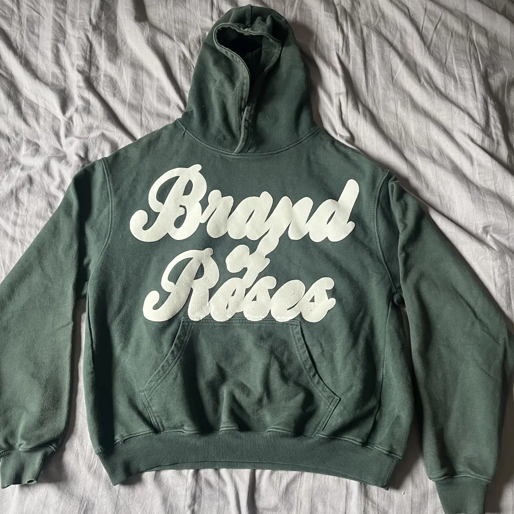 Brand of roses hoodie, storlek S men stor i storleken. Säljer för att den inte kommer till användning längre. Använd men inga skador på tröjan, möjligtvis lite solblekt.  Pris går att diskutera. Köpt för 1000kr.. Hoodies.