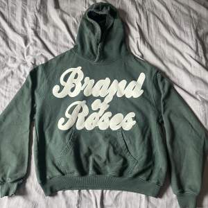 Brand of roses hoodie, storlek S men stor i storleken. Säljer för att den inte kommer till användning längre. Använd men inga skador på tröjan, möjligtvis lite solblekt.  Pris går att diskutera. Köpt för 1000kr.