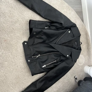 Skinnjacka  - Superfin skinnjacka men den är sönder i armen men fin utantill