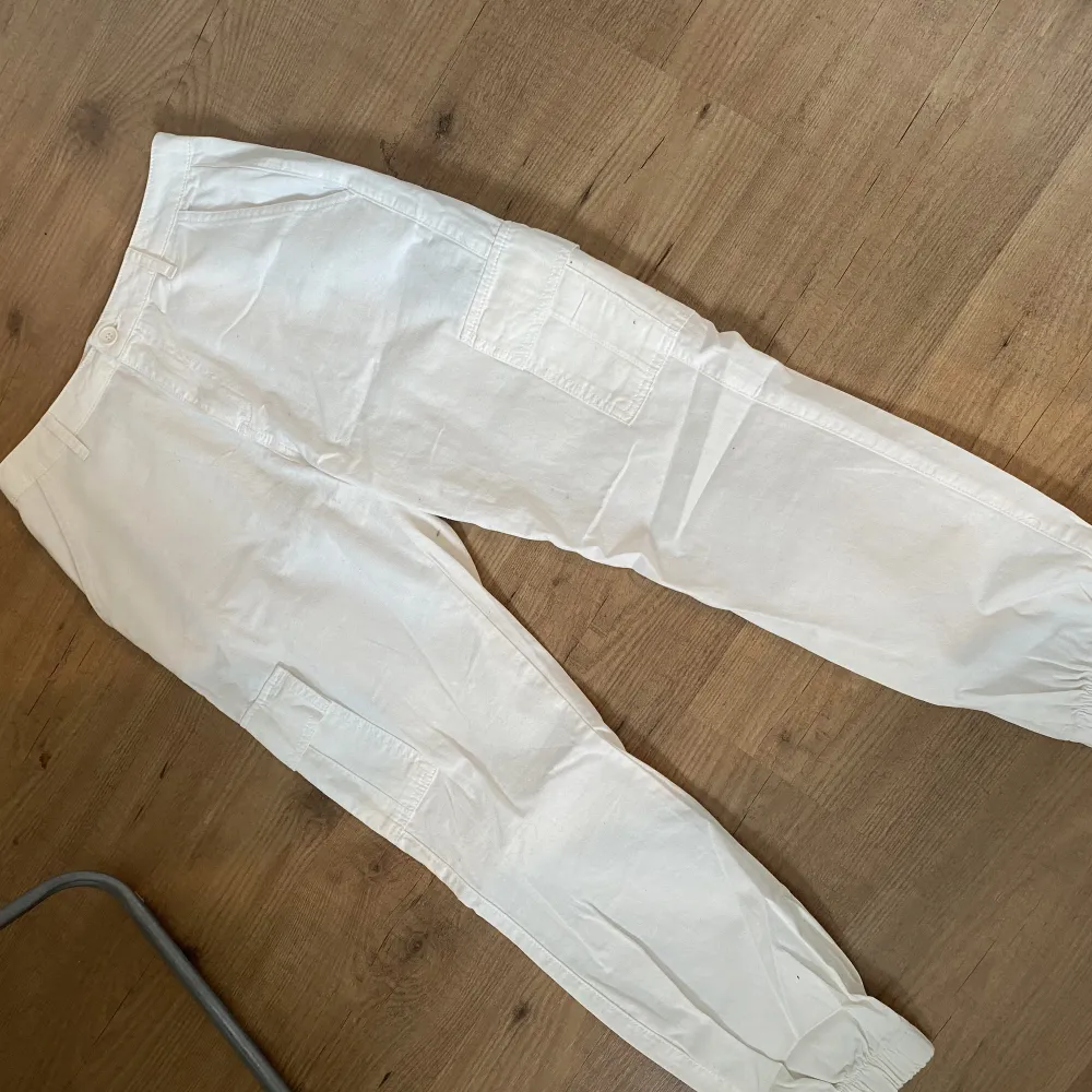 Säljer dessa vita cargo pants som aldrig blivit använda🤍. Jeans & Byxor.