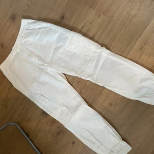 Vita cargo pants - Säljer dessa vita cargo pants som aldrig blivit använda🤍