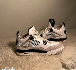 Jordan 4s military blck - Säljer min jätte fina jordan 4s military black!😍dom har vissa färgfläckar vid d svarta på sulan vikit inte synska bild. dom är köpta på restocks. Annars är dom snålt använda. För att se närmare bilder på färg fläckarna kom privat.