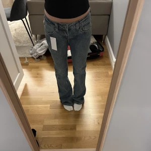 Brandy Melville jeans  - Supersnygga jeans ifrån brandy Melville. Aldrig använda och lappen sitter kvar. Köpta för ungefär 430kr. Köparen står för frakt!❤️❤️