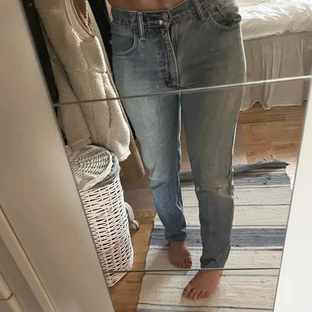 Ett par raka, lågmidjade, blåa, Levis jeans. Lite slitna vid Levis lappen. Längden är 32 men de är uppsydda så det är lite kortare. Perfekt på mig är 168 cm lång:) . Jeans & Byxor.