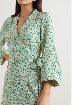 Omlottklänning, Ganni - Omlottklänning från Ganni  strl 42 men liten i storlek. Passar strl 36-40. Fint skick, knappt använd.  Fotoljuset var inte optimalt därav bifogade butiksbilder.