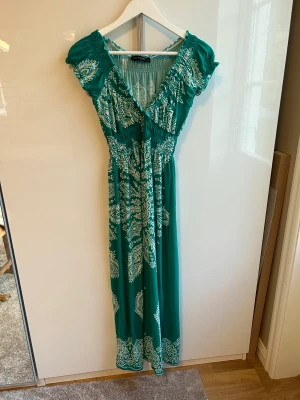 Grön maxi-klänning - Fin sommarklänning, knappt använd. Från Vero Moda