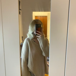 Stickad tröja - Stickad tröja som tyvärr inte används längre, använd fåtal gånger.